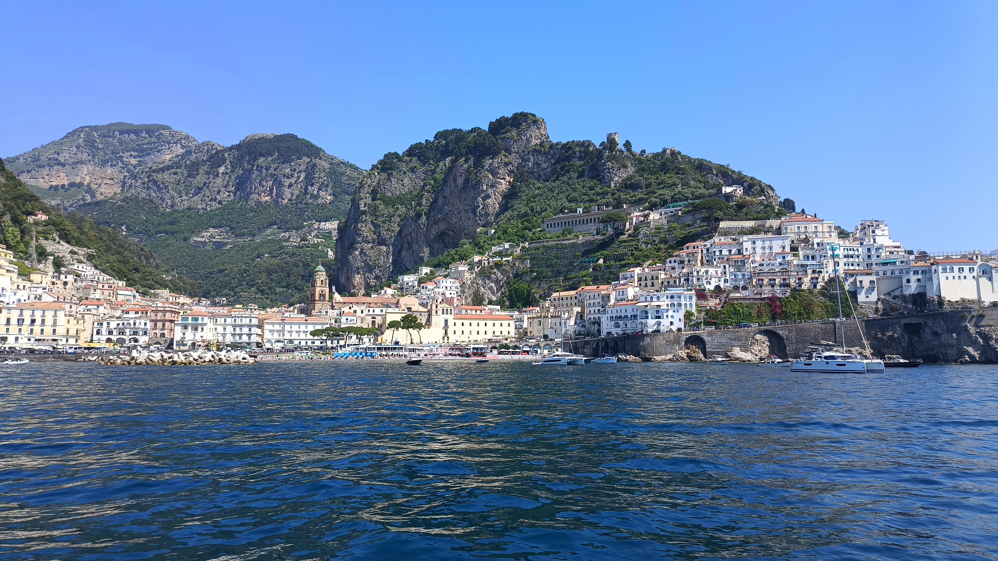 Amalfi za dnia widziane z morza