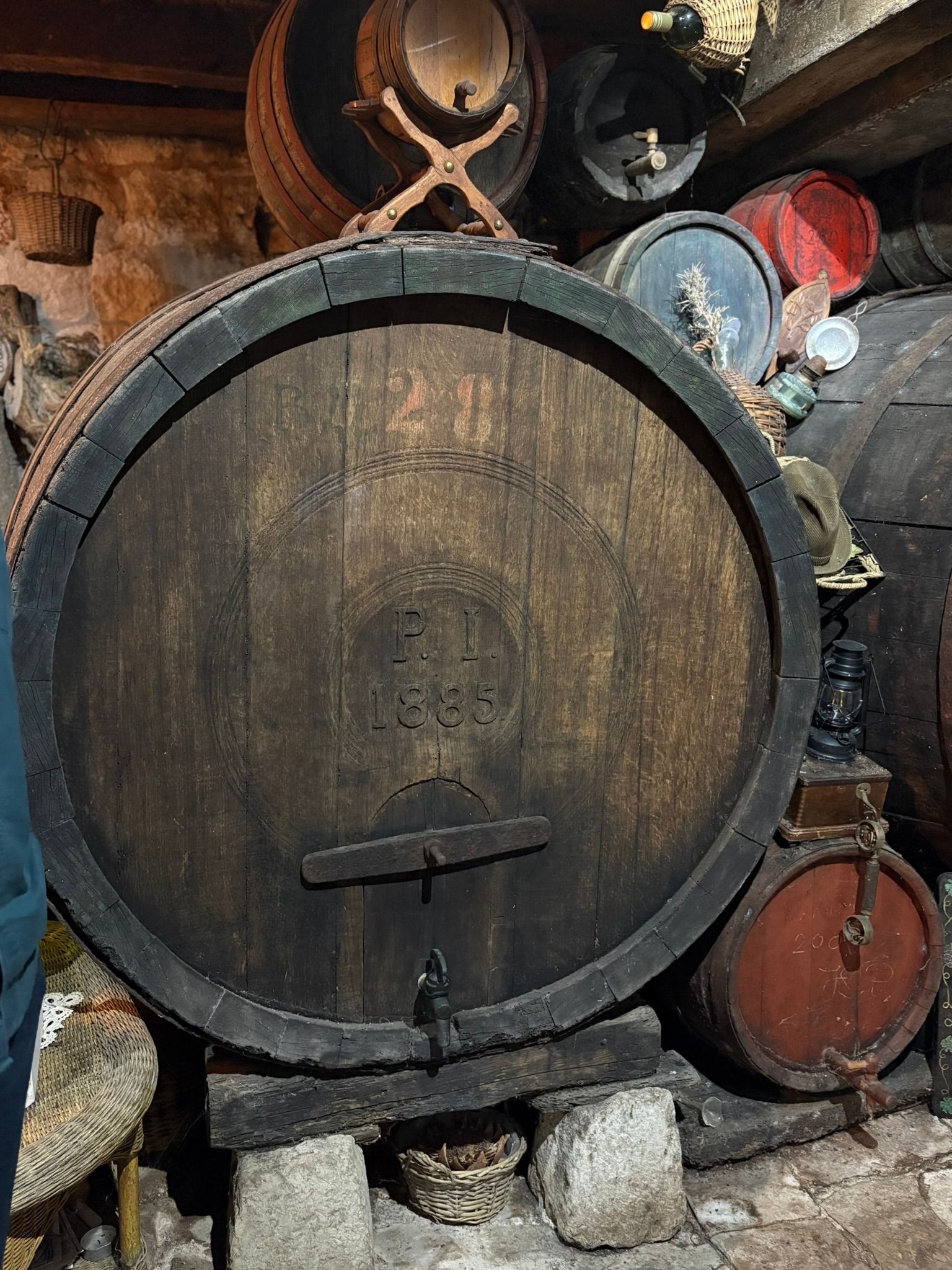 Drewniane beczki, w których wcześniej leżakował bourbon, nadają winu wyjątkowy aromat.