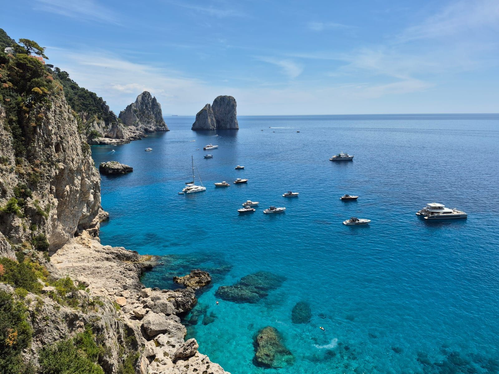 Faraglioni tuż u wybrzeży Capri