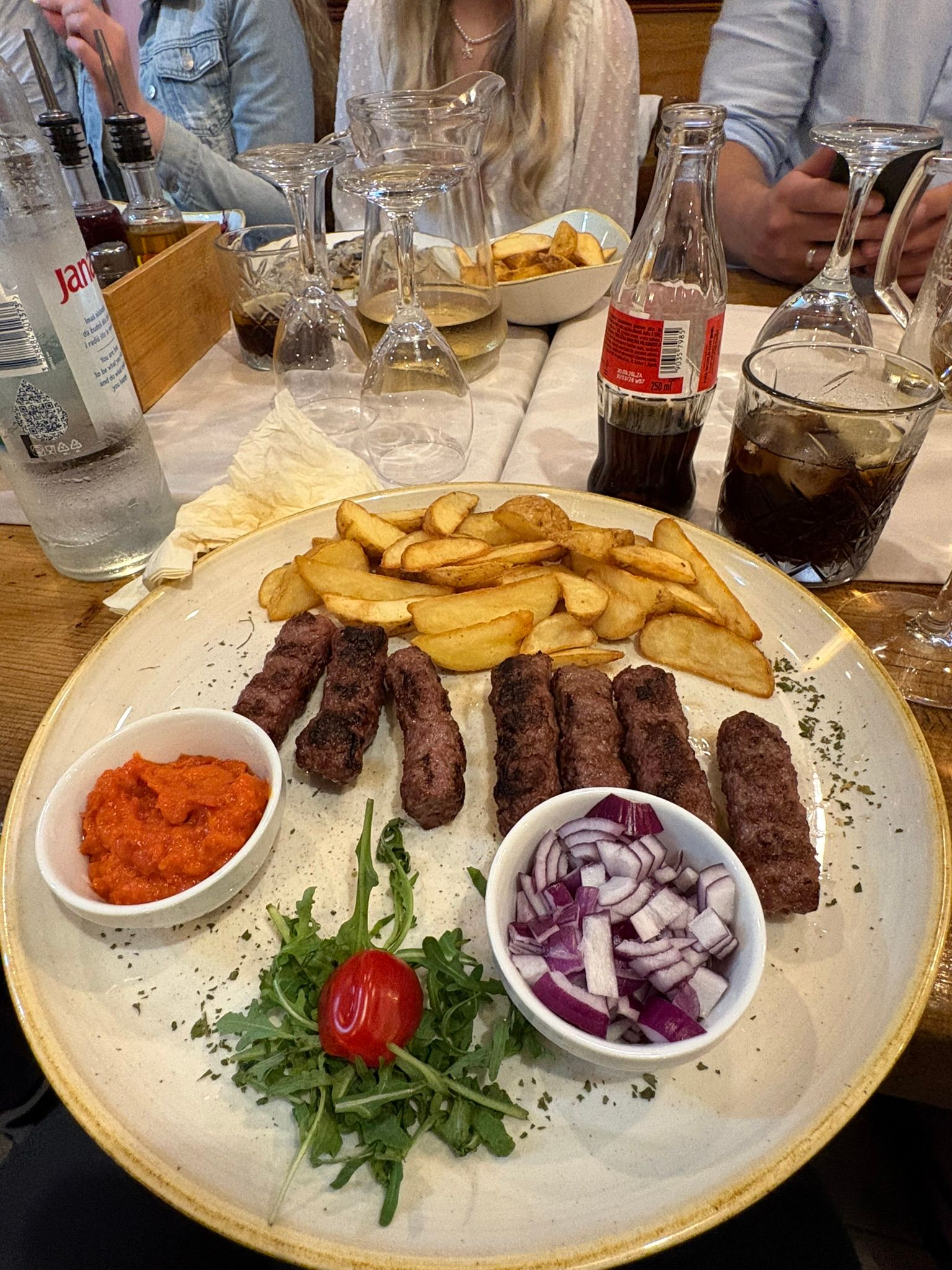Ćevapčići — prosty, lokalny klasyk.
