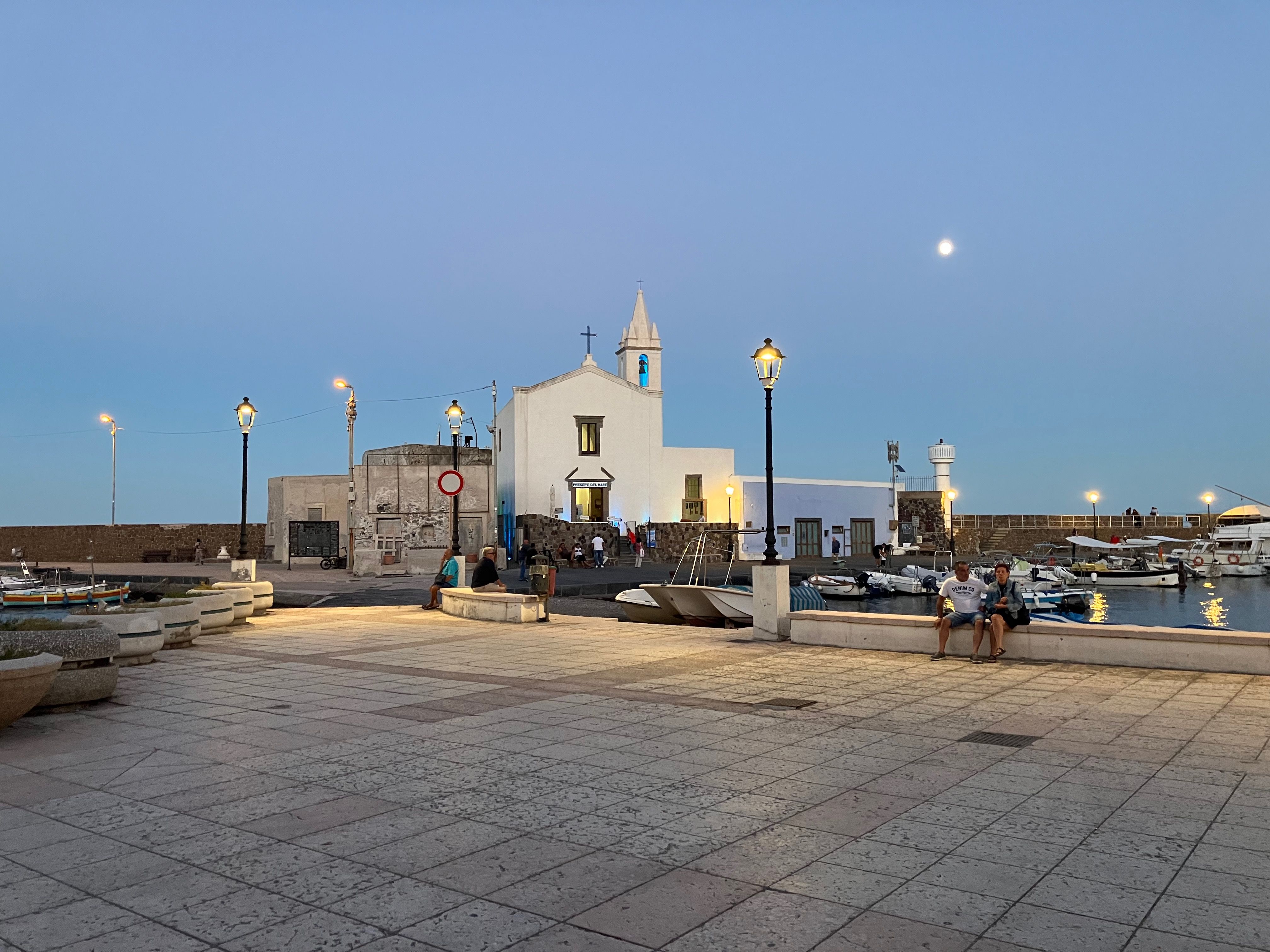 Kościółek nad brzegiem morza