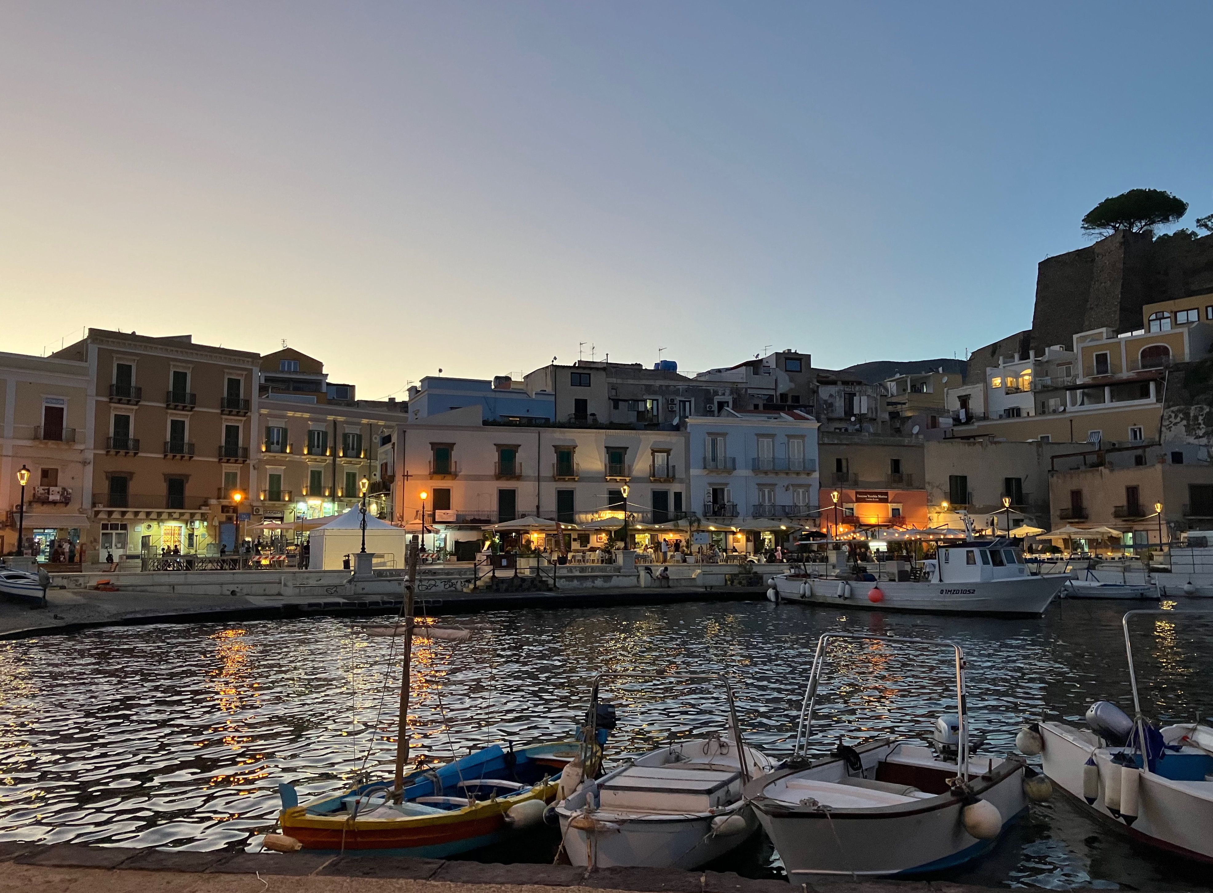 Restauracje przy Marina Corta Lipari