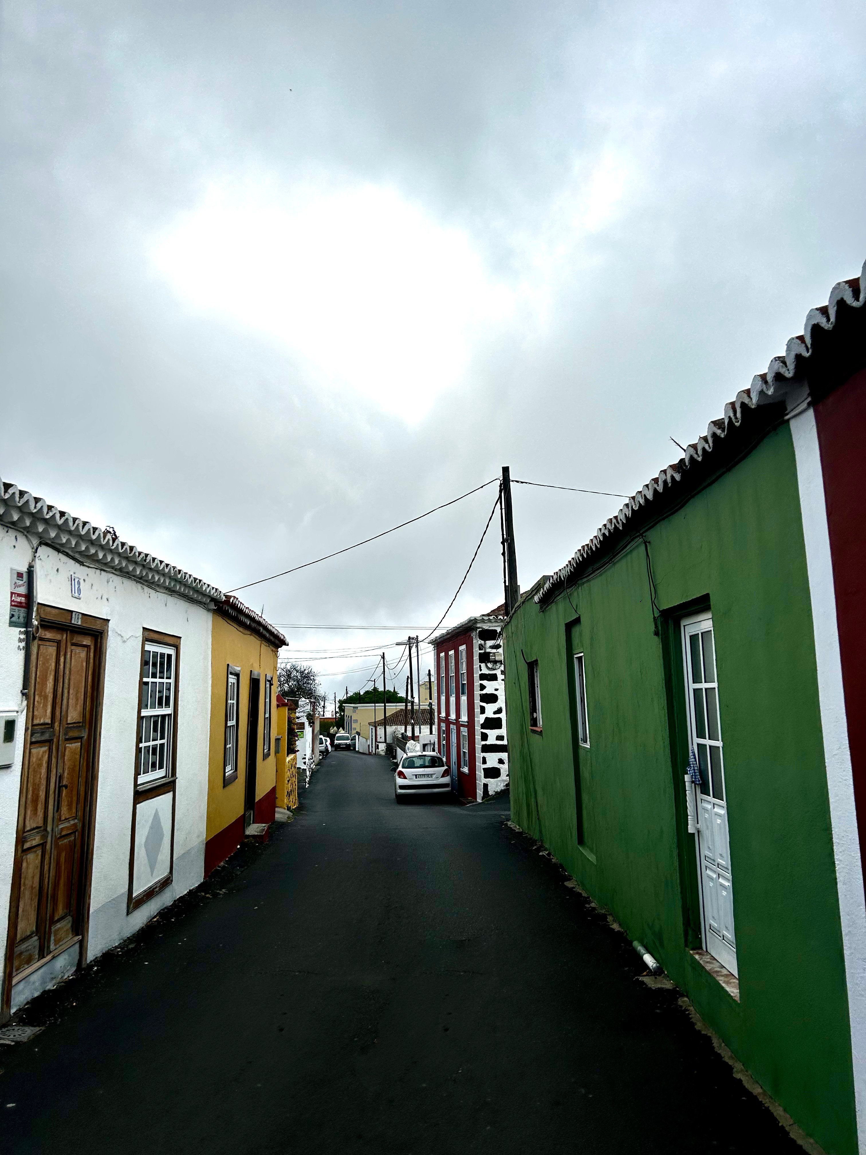 Zabudowa w okolicach El Passo uraczy nas żywymi kolorami, La Palma