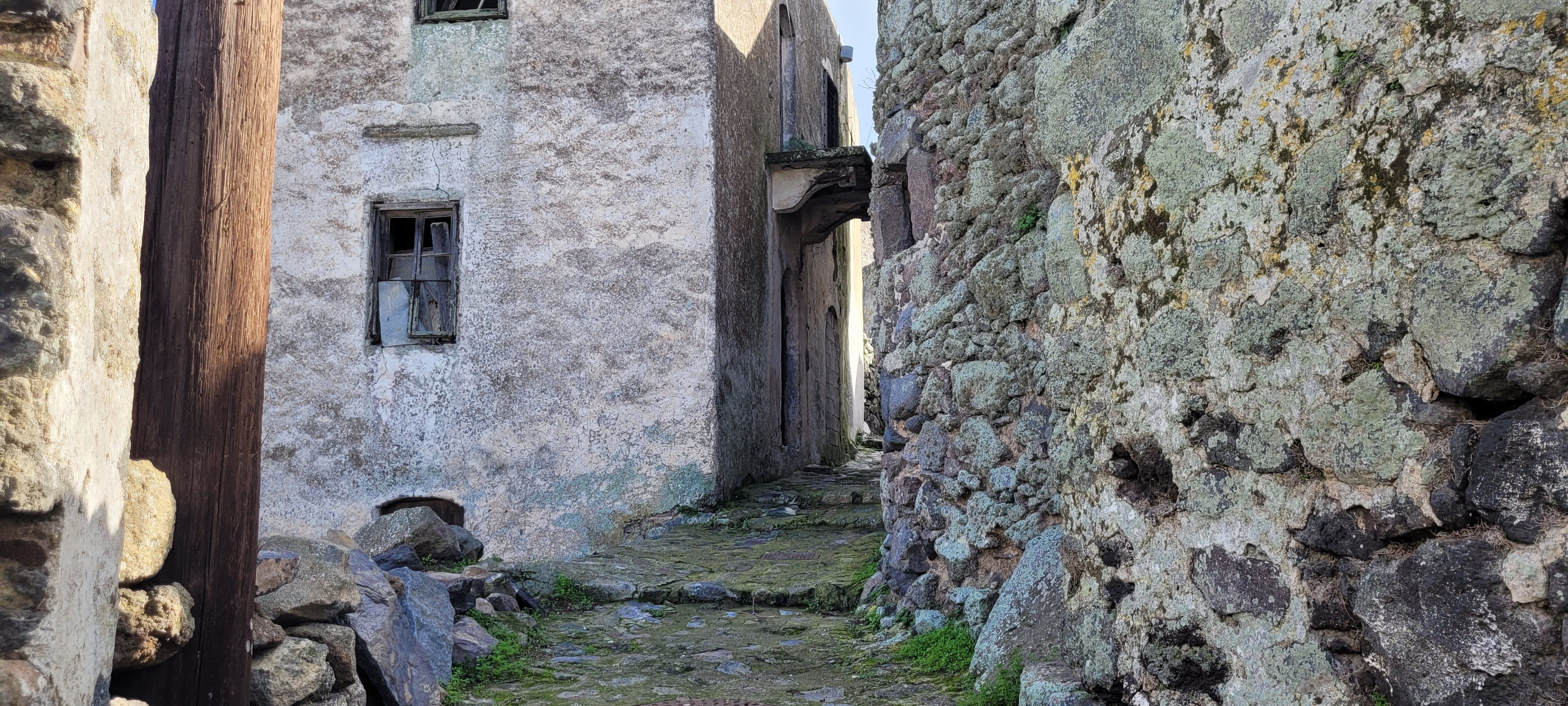 Ruiny w wiosce Emporios, Nisyros.