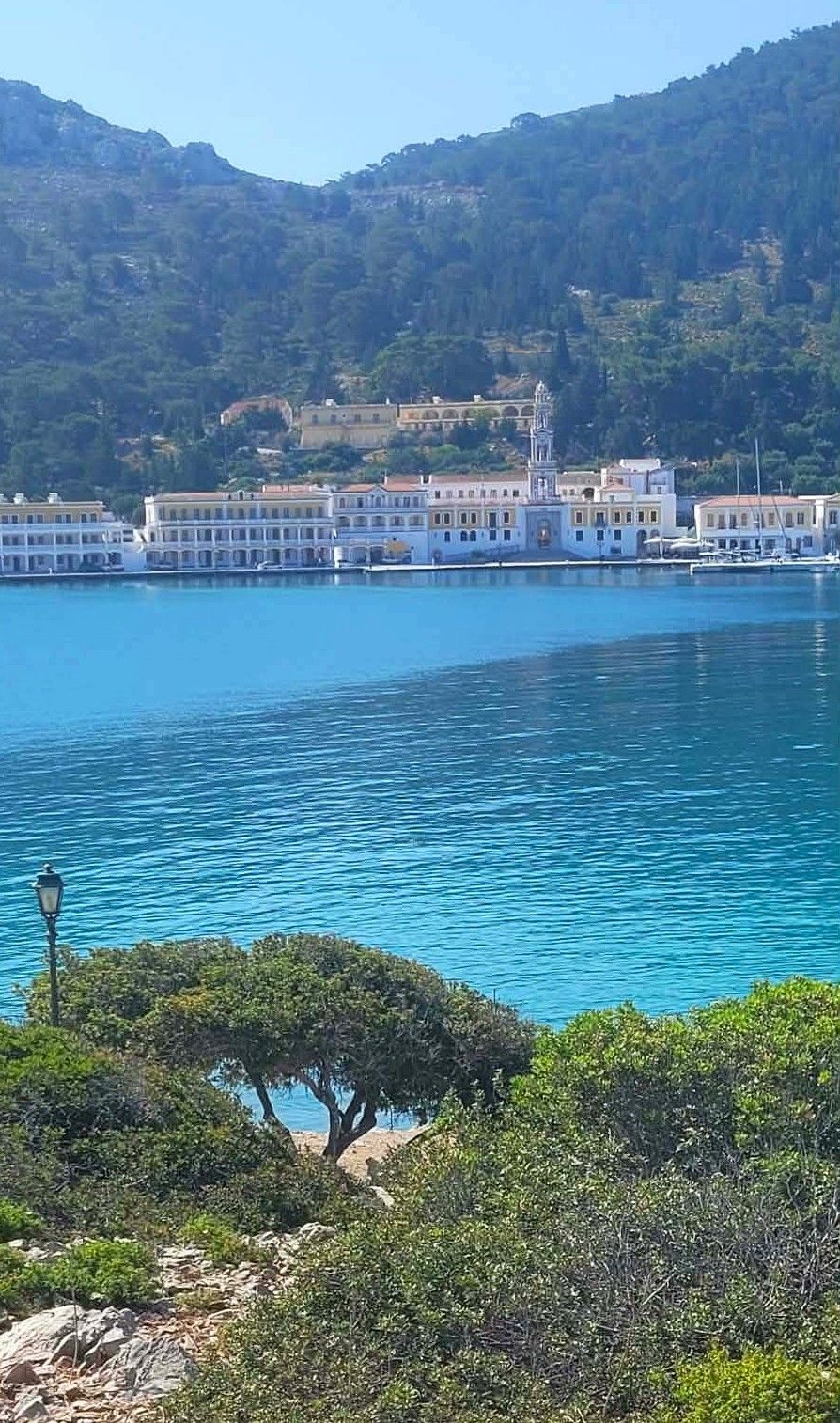 Widok na klasztor św. Michała Archanioła — Zatoka Panormitis, Symi.