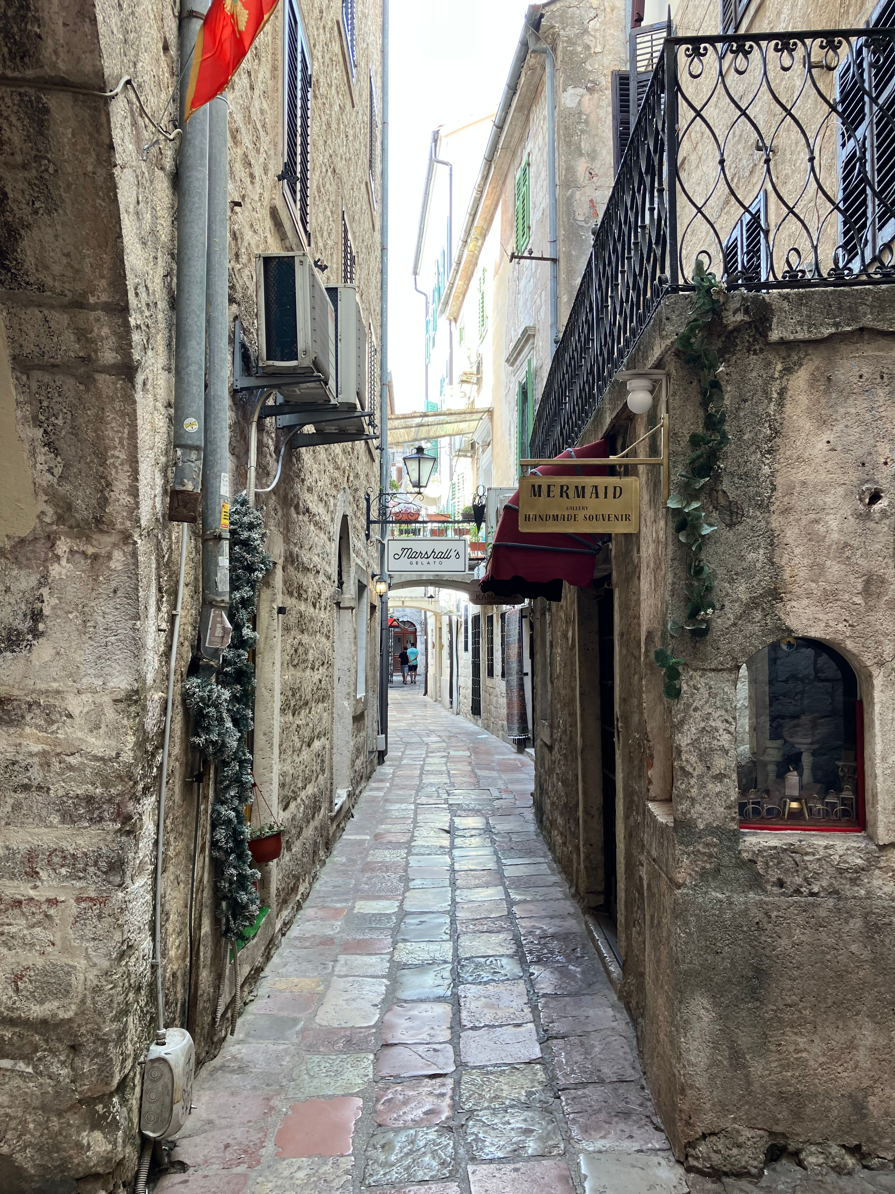 Kotor — uliczki Kotoru bez tłumów.