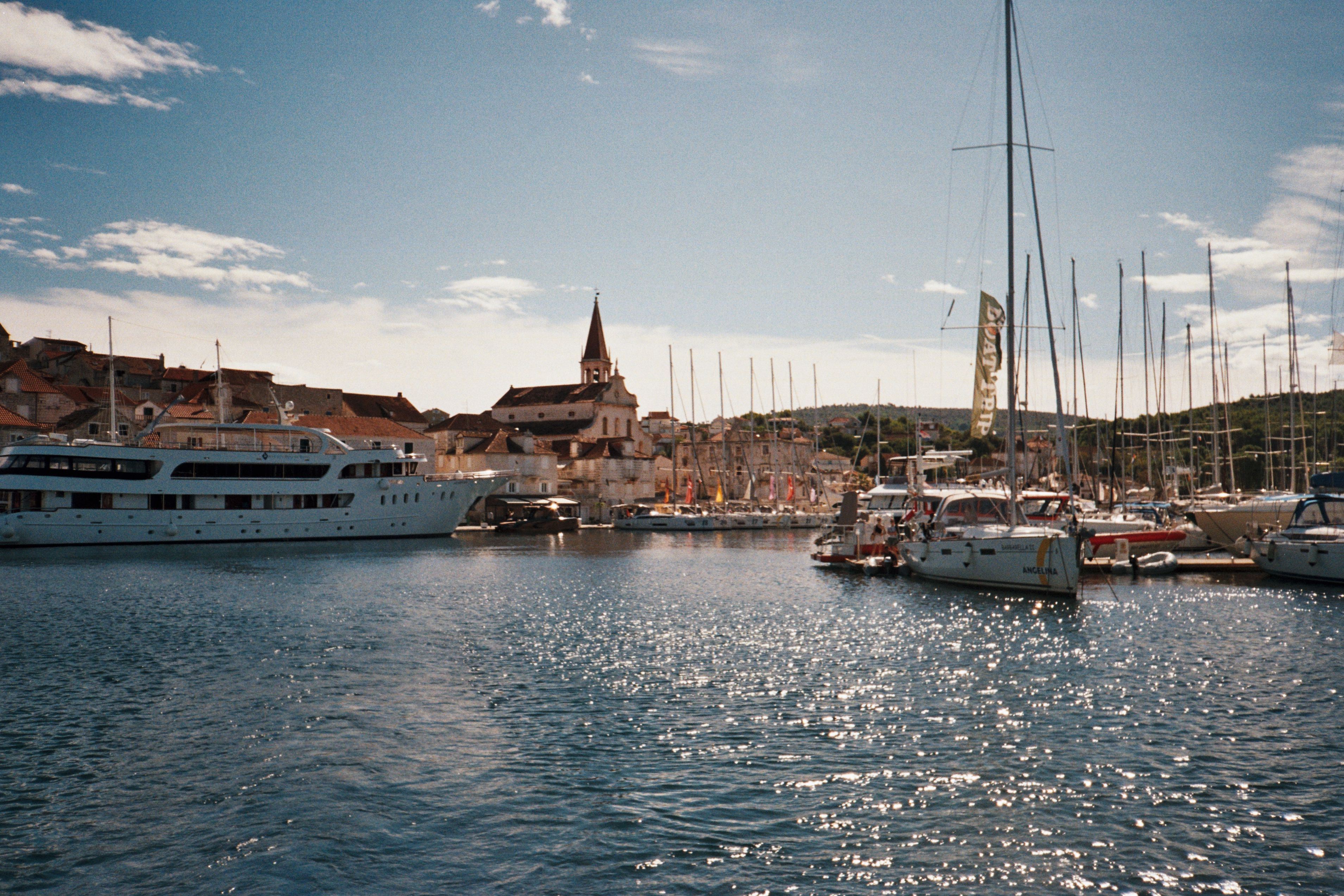 Port, który wita żeglarzy od setek lat.
