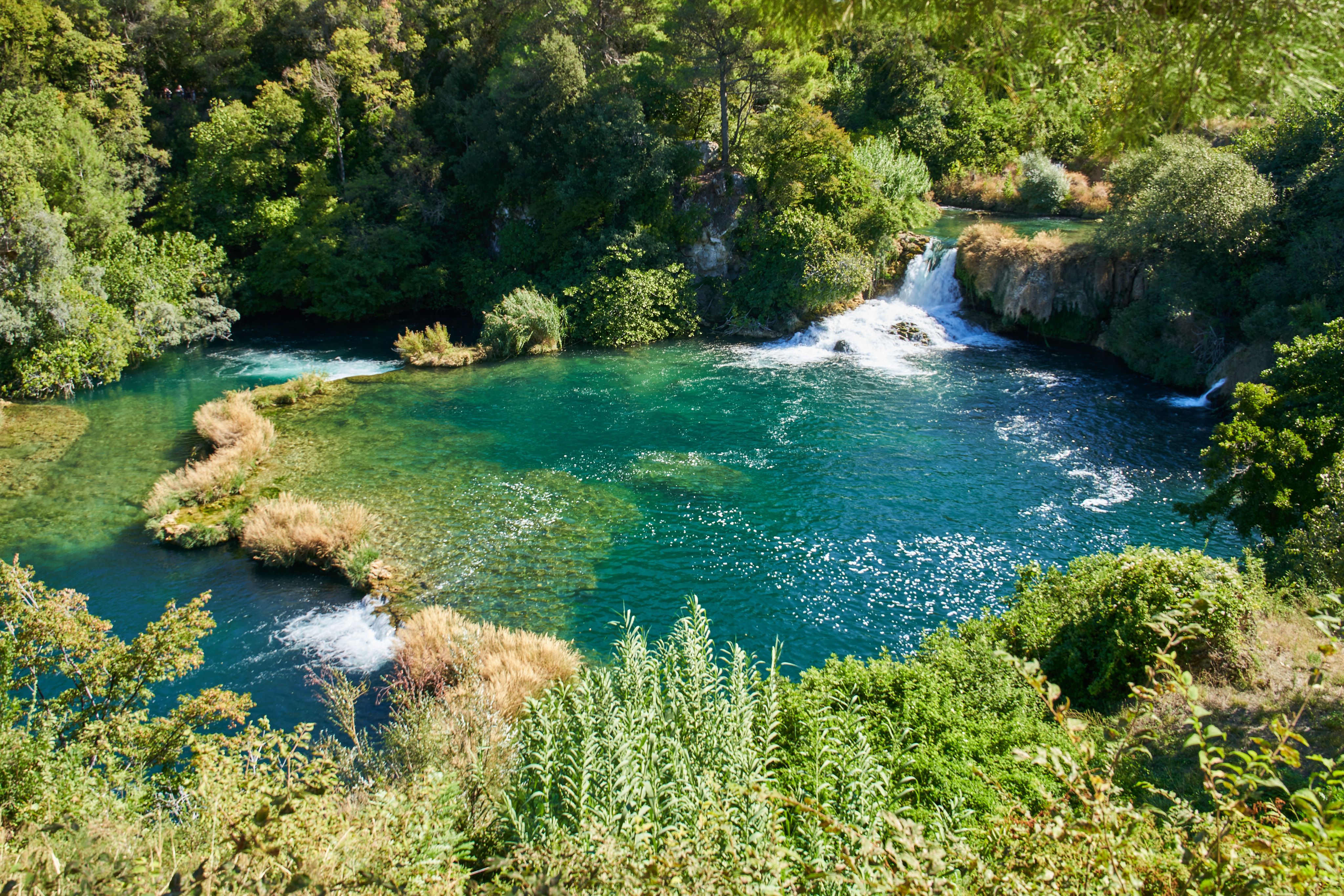 Park Krka jest pełen mniejszych kaskad
