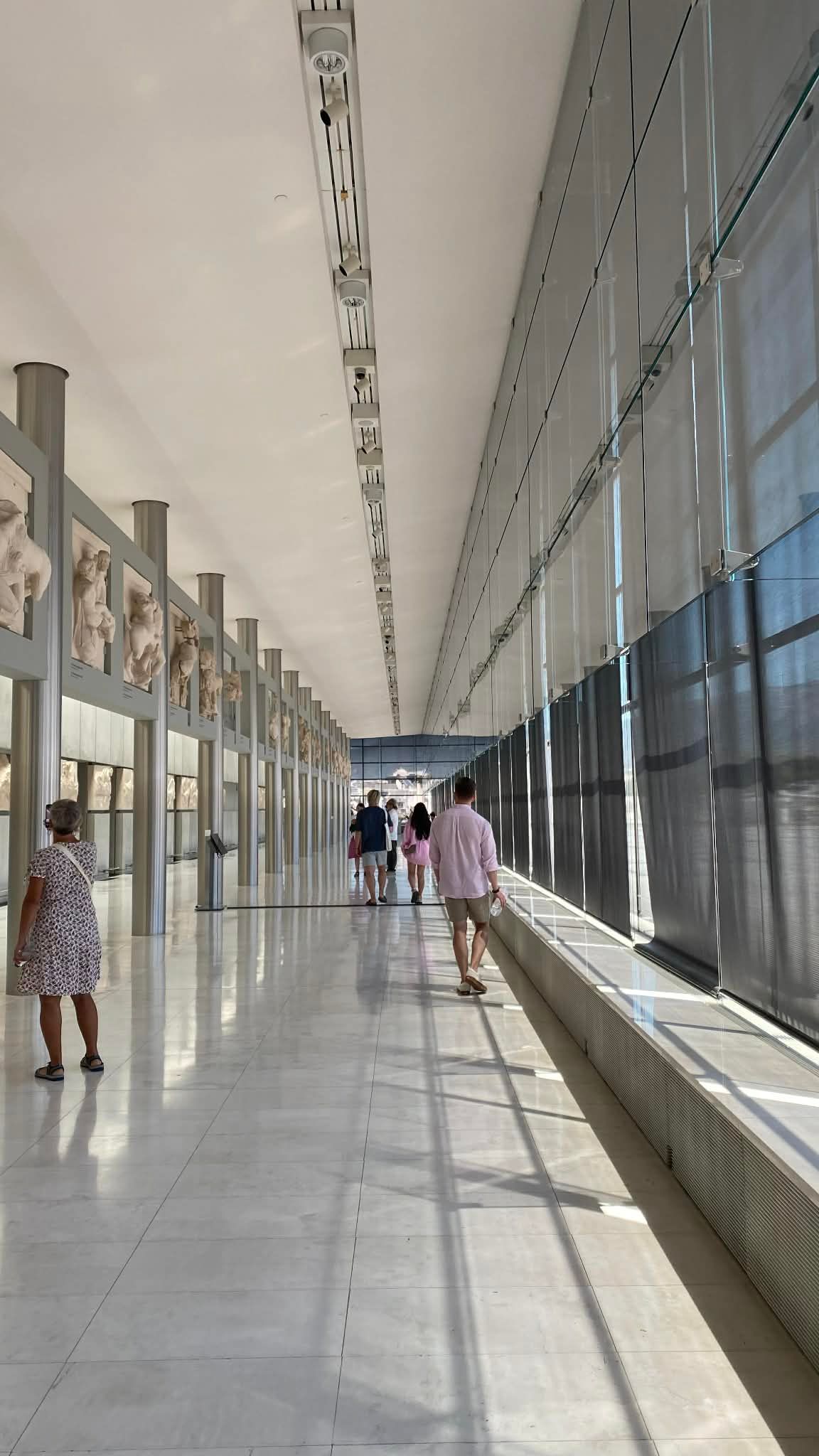 Wnętrze muzeum eksponuje m.in. płaskorzeźby z Partenonu.
