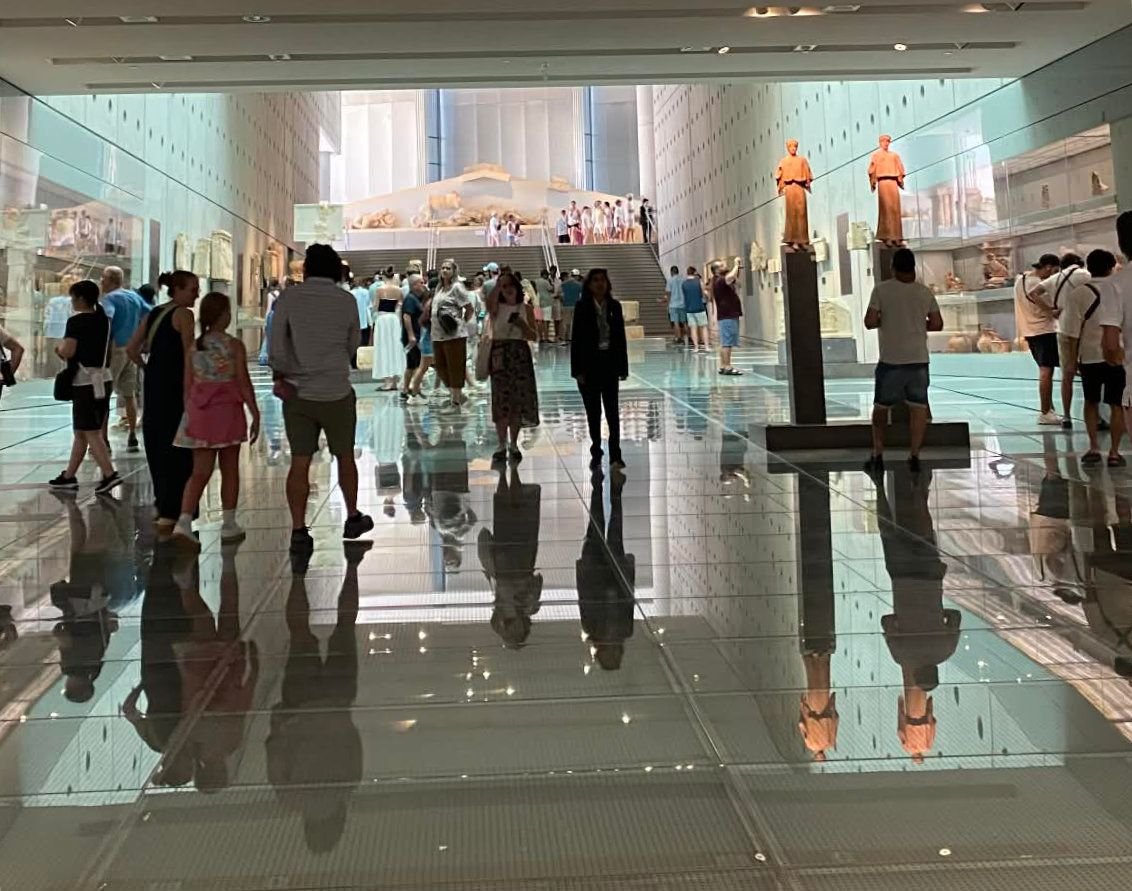 Ekspozycja ukazuje kunszt starożytnych detali w nowoczesnym świetle.