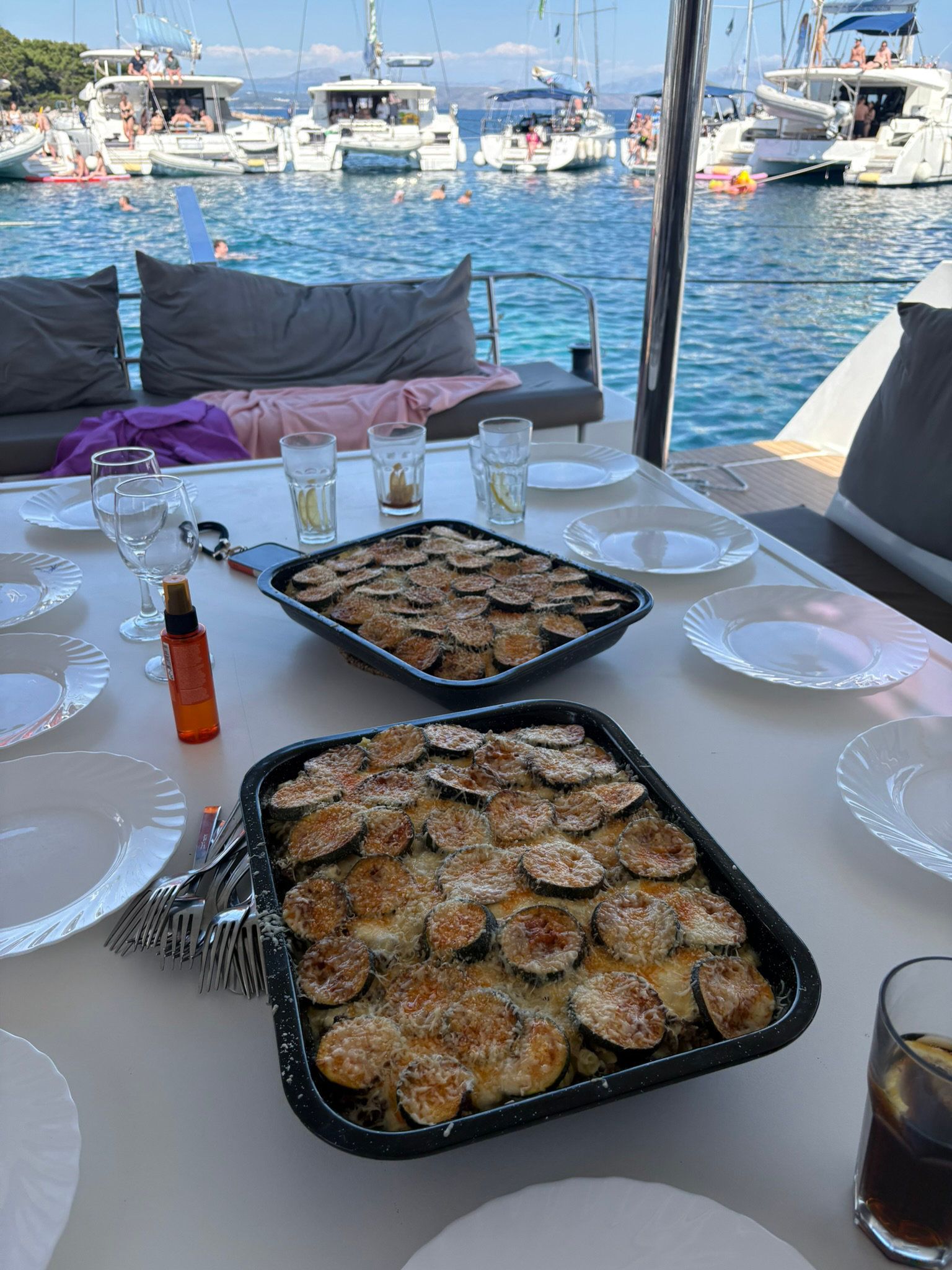 Załogowa kuchnia w najlepszym wydaniu — prosto, świeżo i pysznie.