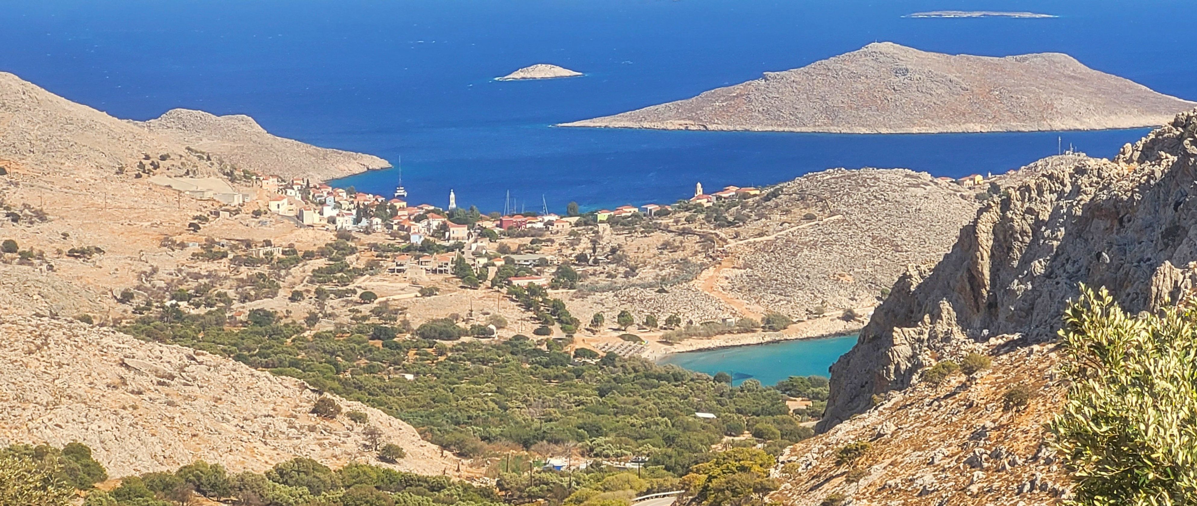 Panorama z zamku na port i zatokę Potamos.