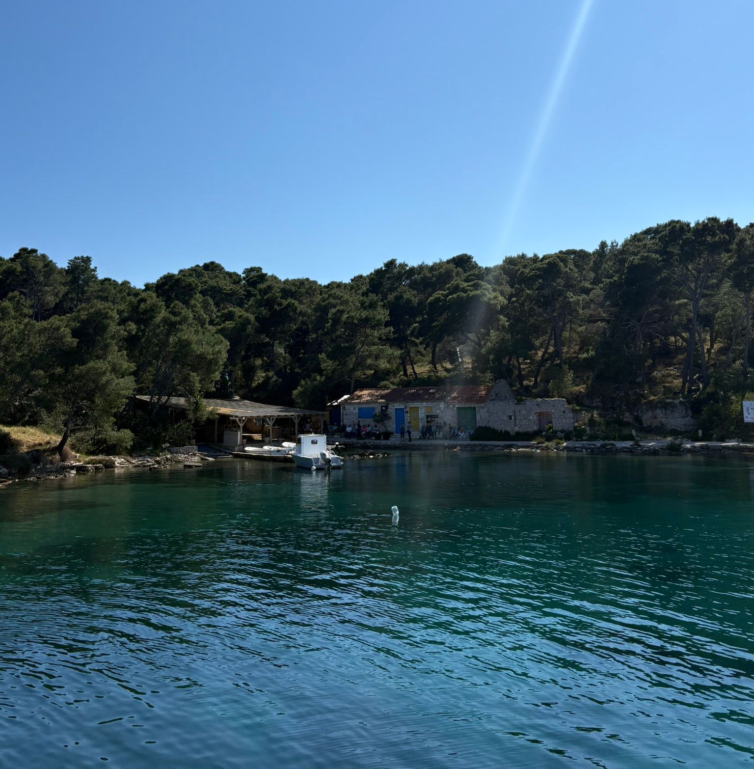 Jeszcze pusty i spokojny port w Palmižanie.