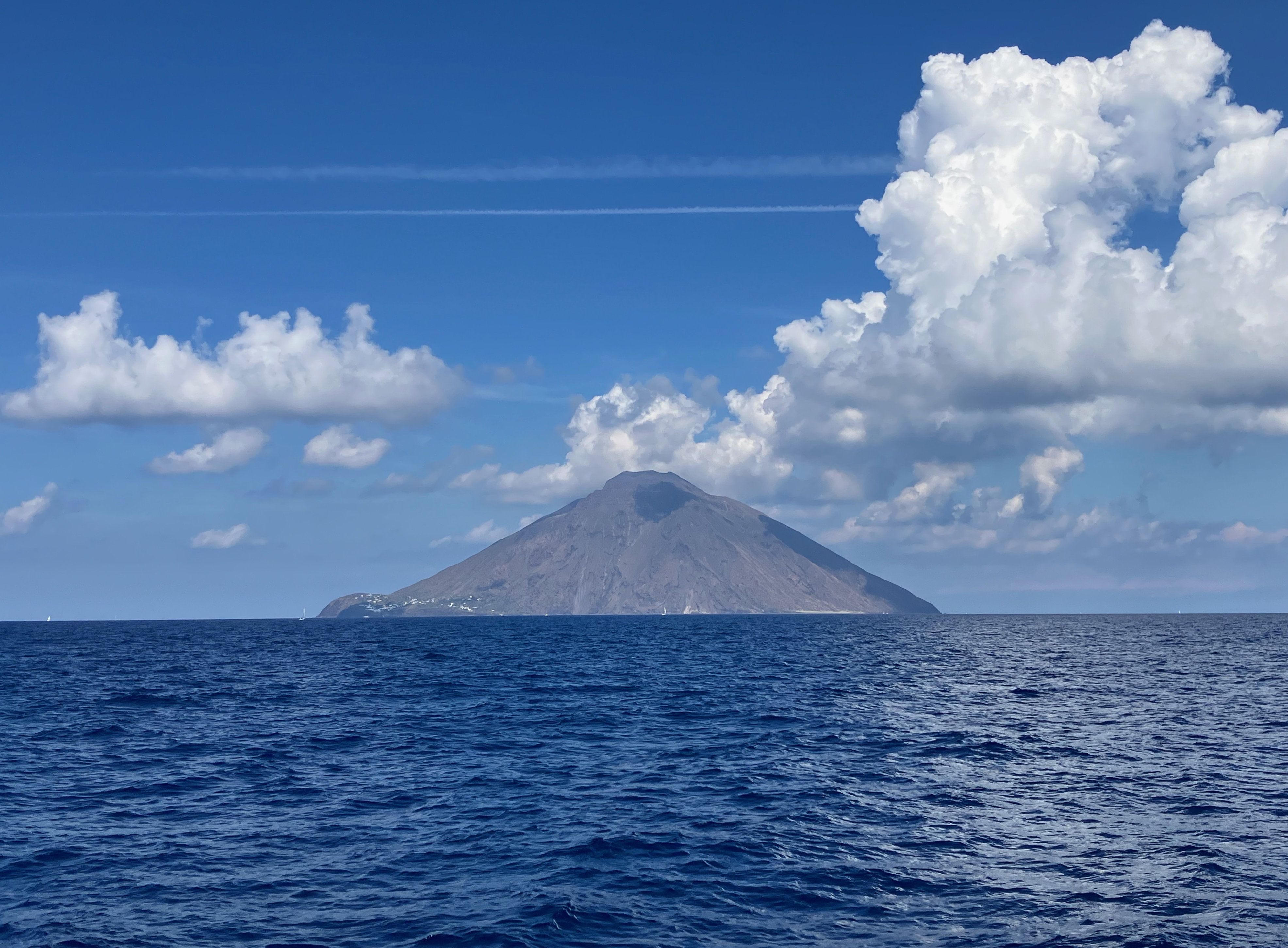 Stromboli — z wulkanu od 2000 lat unosi się taki dym
