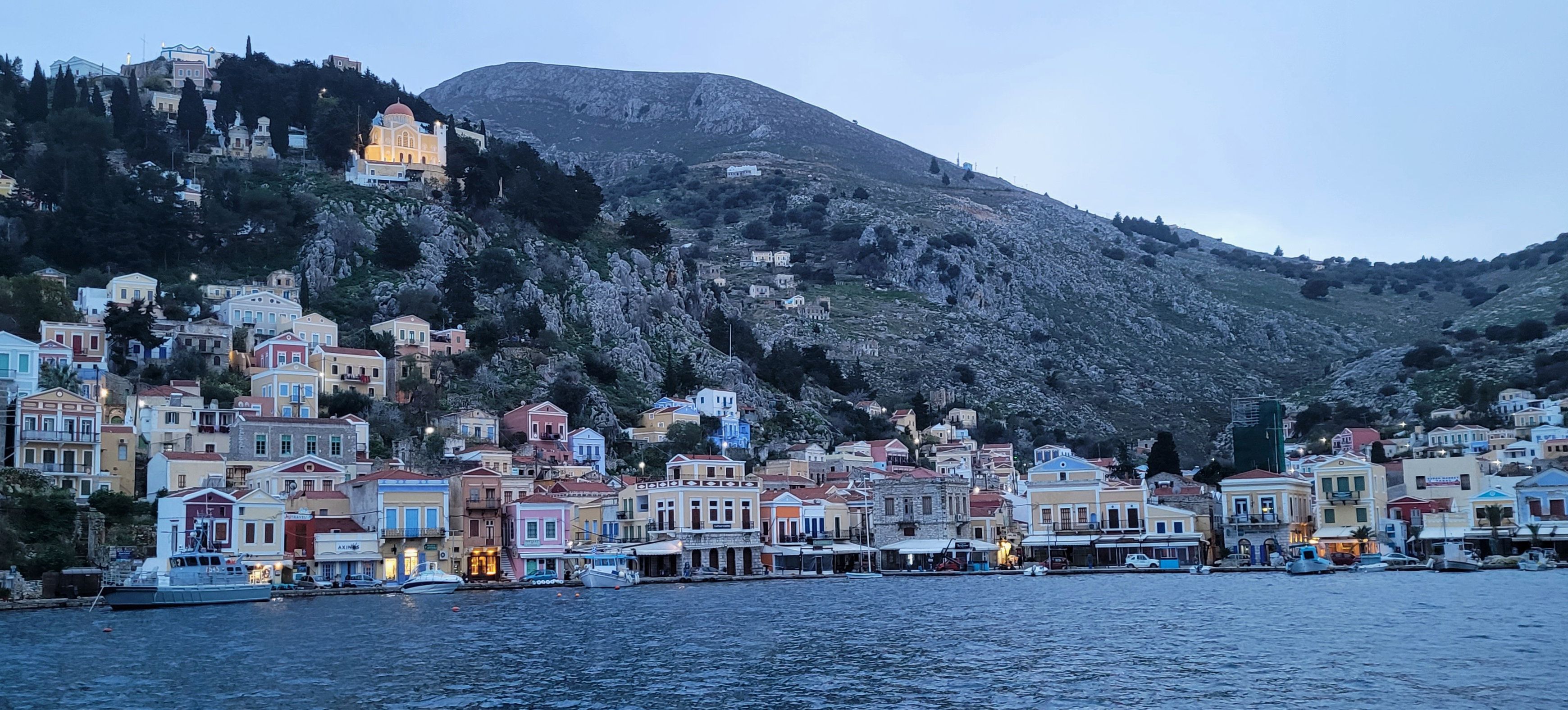 Symi wieczorową porą.