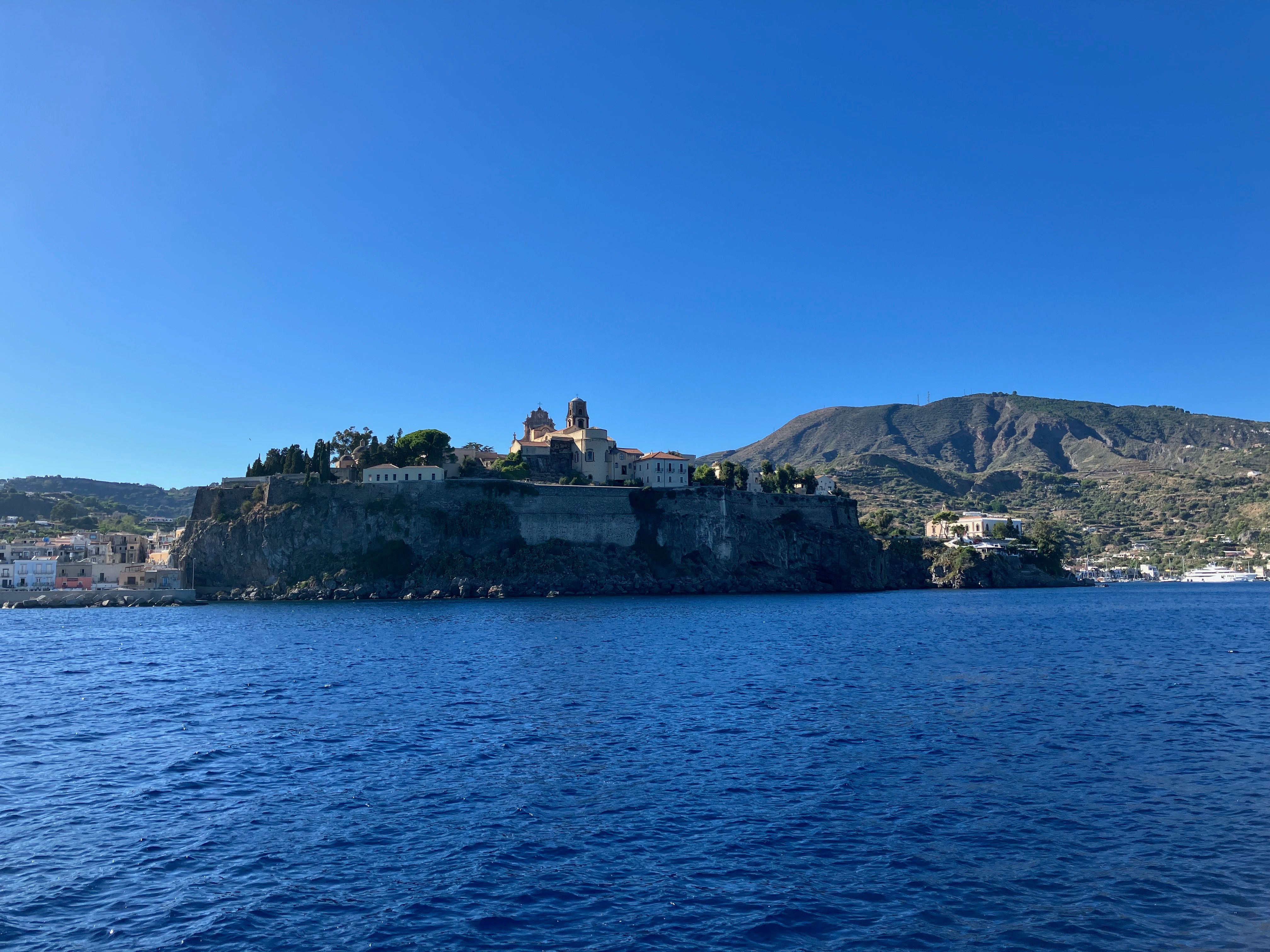 Zamek w Lipari widziany z morza