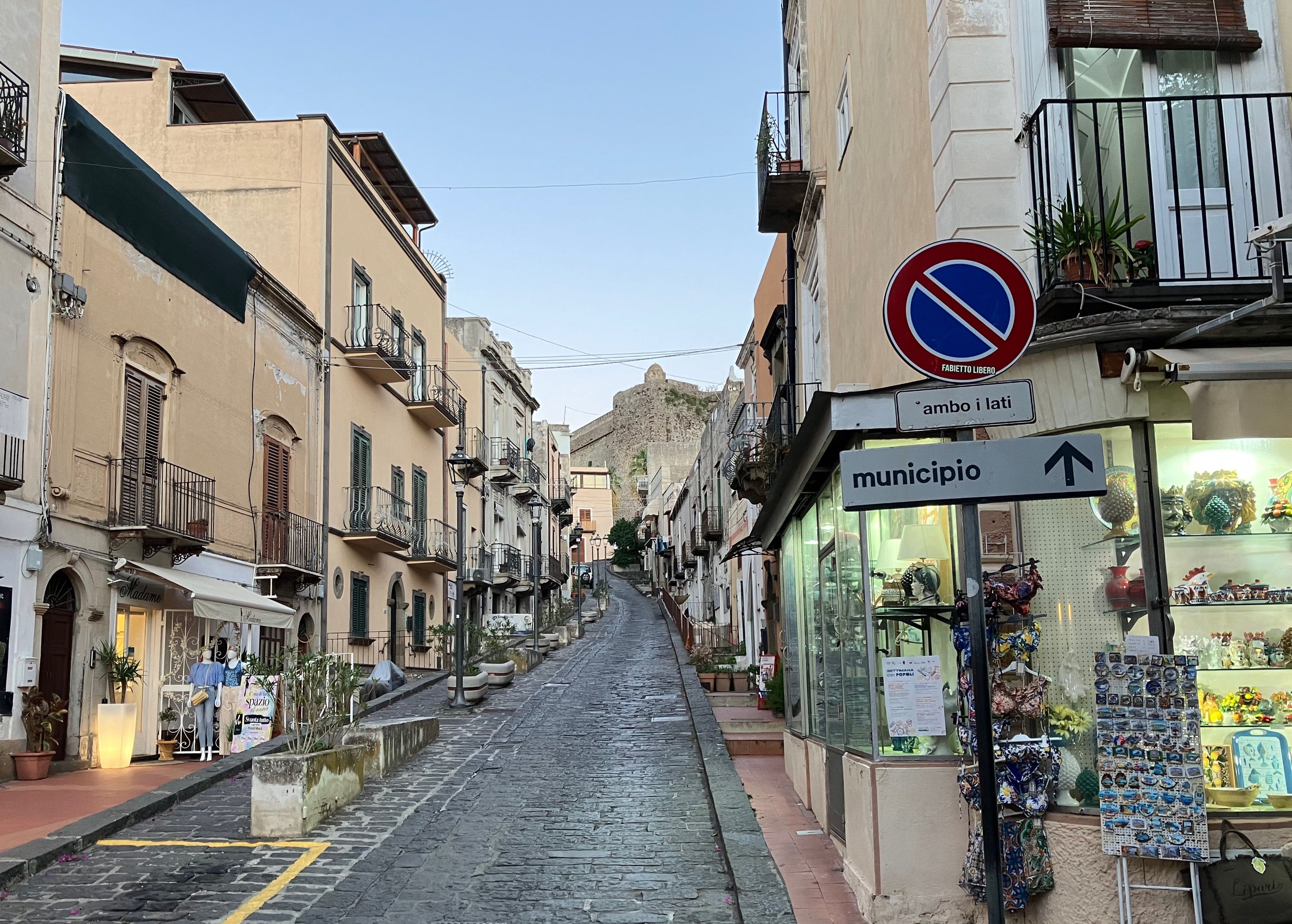 Ulica prowadząca do zamku w Lipari