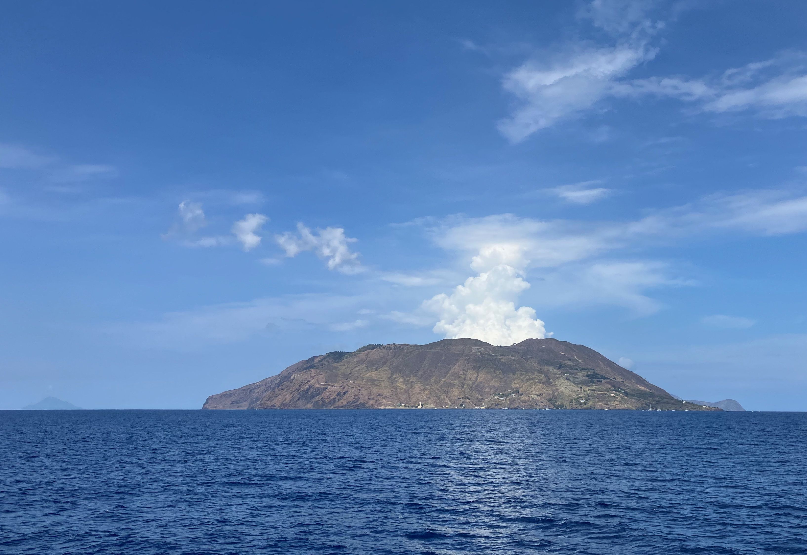 Wyziewy siarki z Vulcano widziane na horyzoncie
