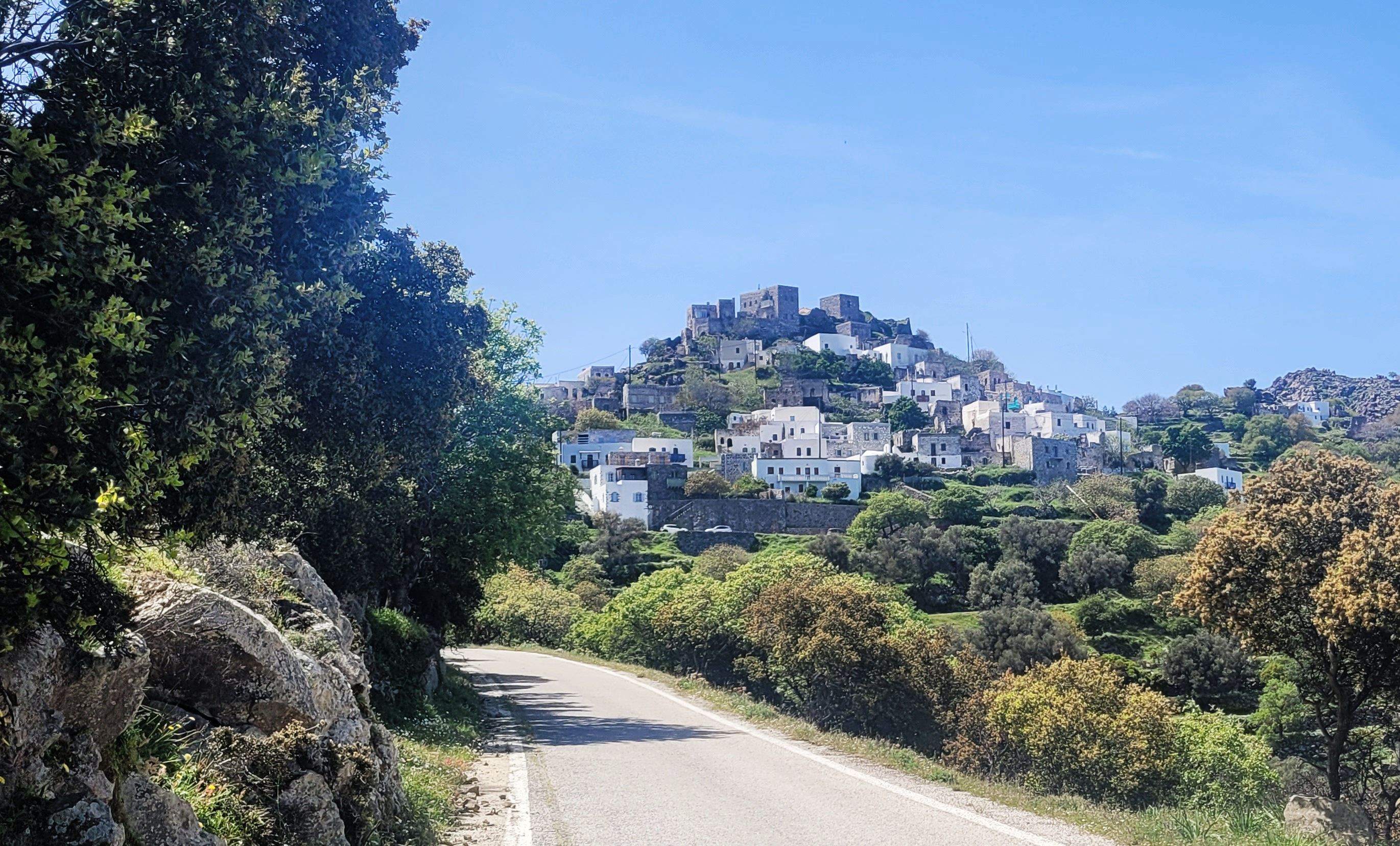 Widok z ulicy na wioskę Emporios, Nisyros.