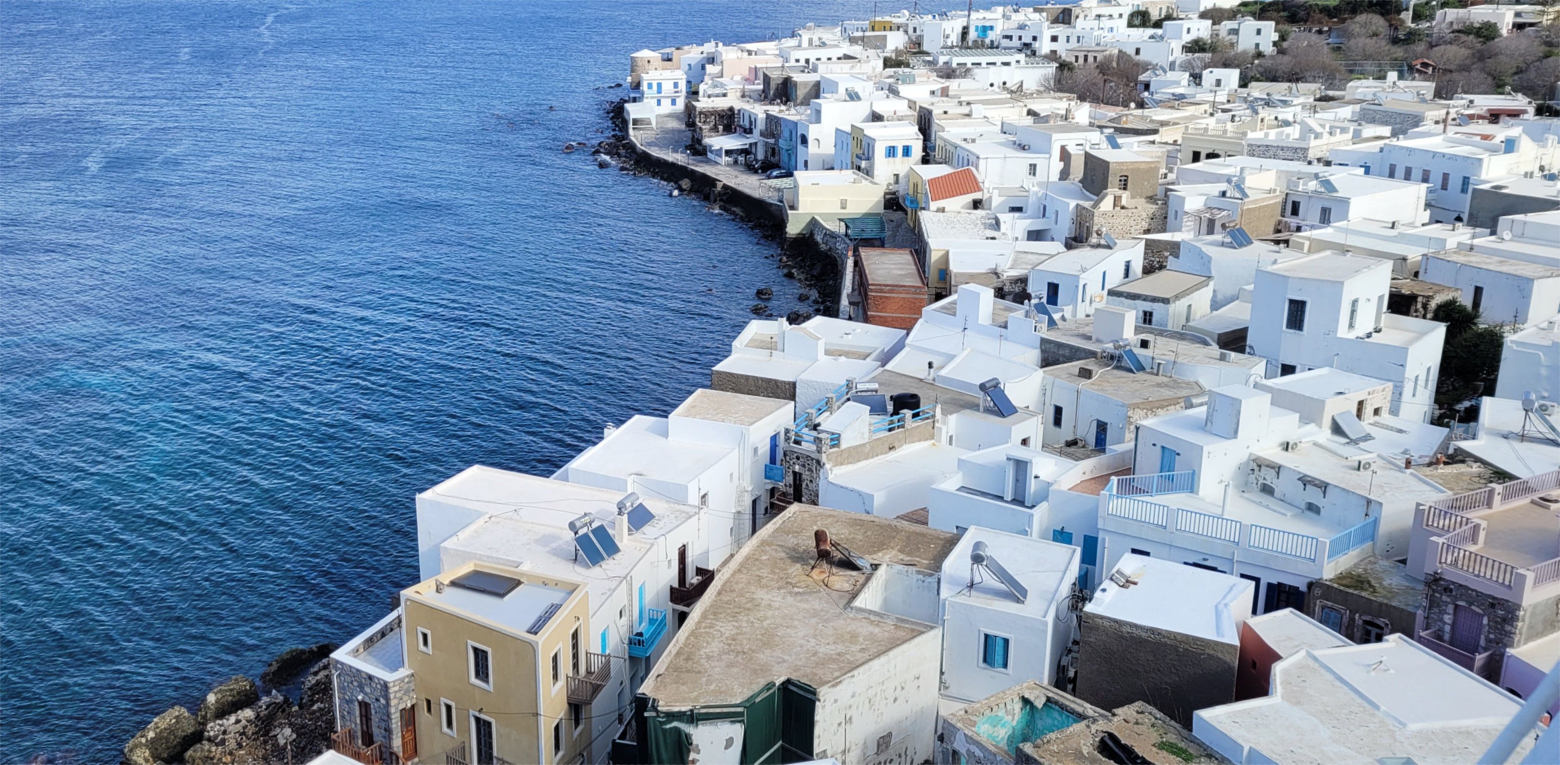 Widok na Mandraki z klasztoru Panagia Spiliani, Nisyros.