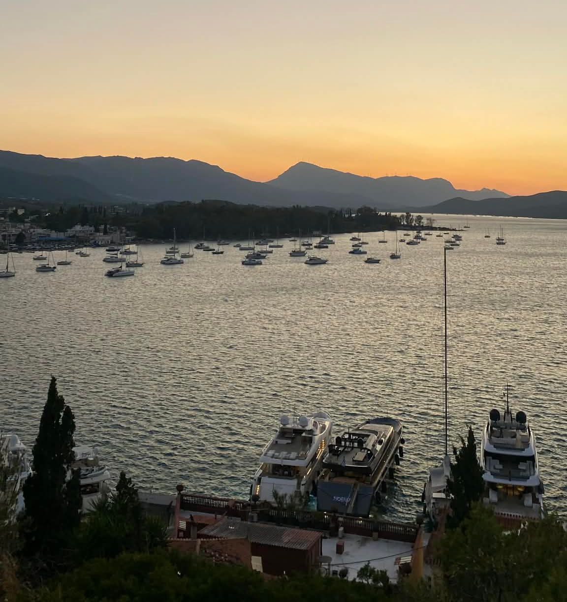 Widok na Poros z oddali ukazuje harmonijne połączenie miasta i natury.