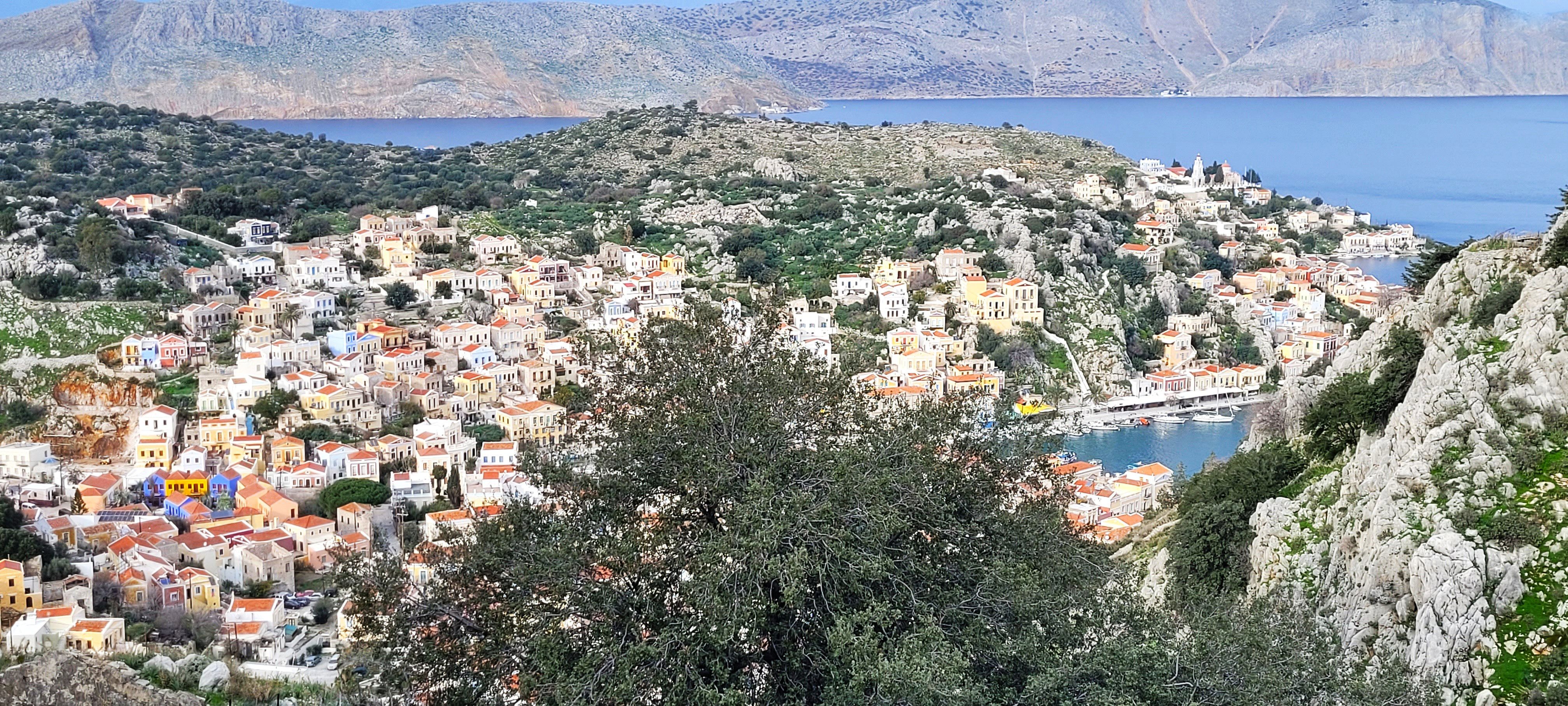 Widok z góry na miasteczko Symi.