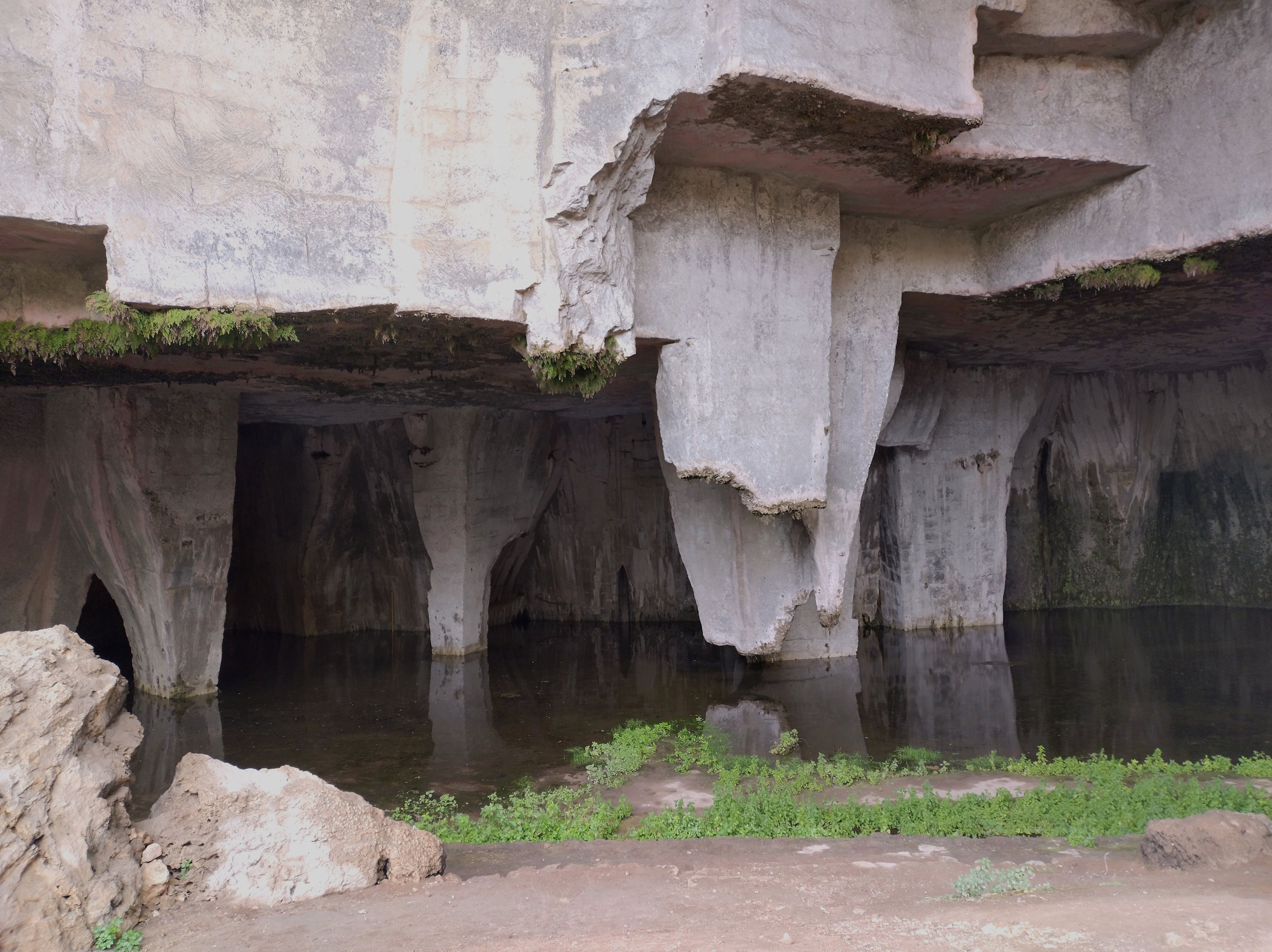 Wyrobisko w parku archeologicznym w Syrakuzach