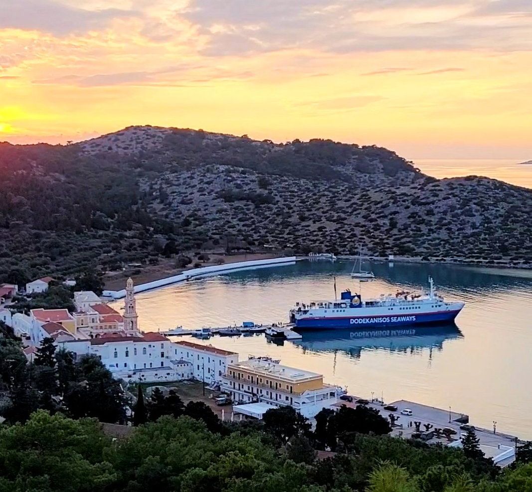 Widok na zatokę Panormitis, Symi.